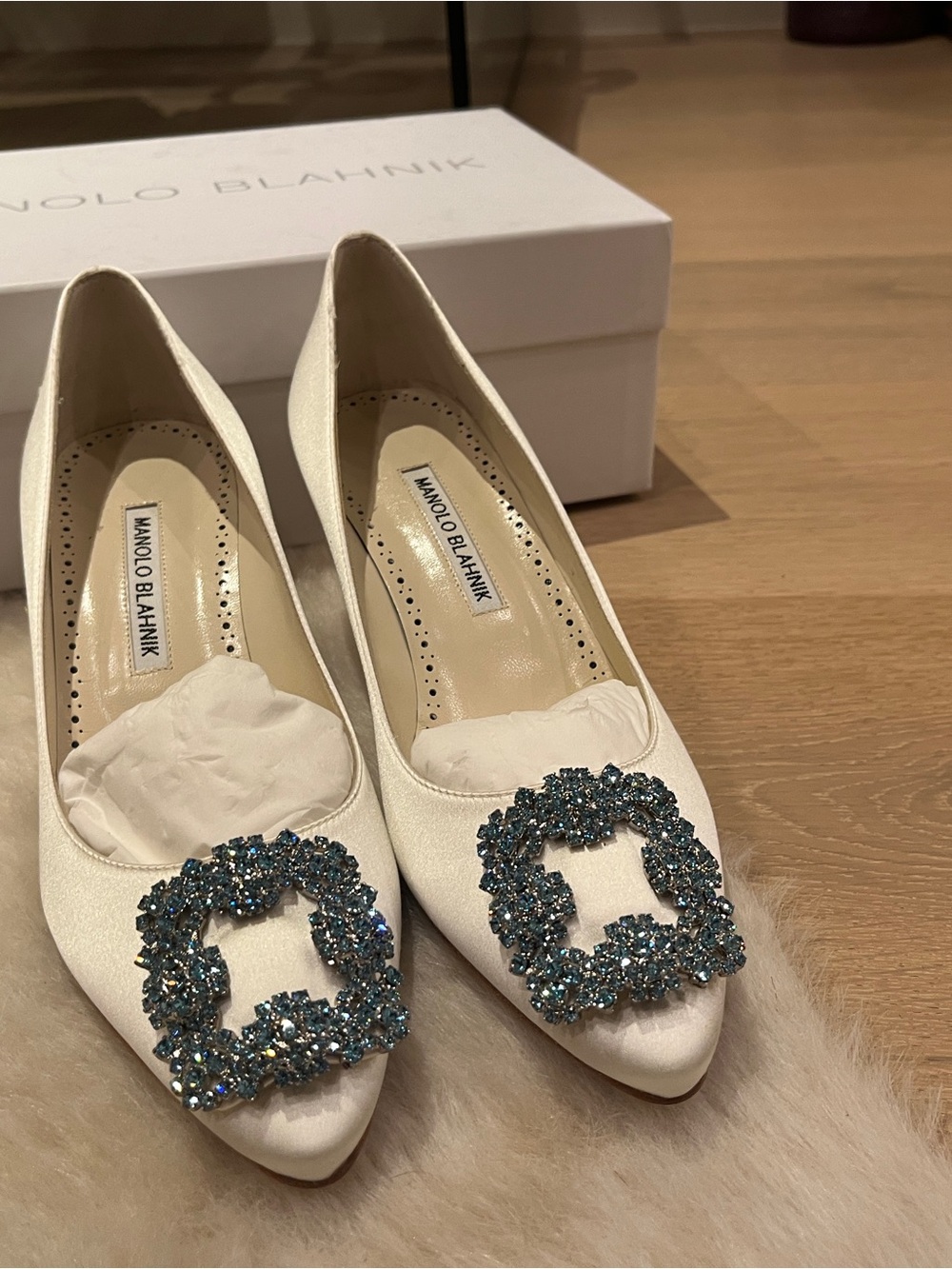 Manolo Blahnik Hangis 50 white Satin Pointed Kitten Heel Pumps - Picture 2 of 7